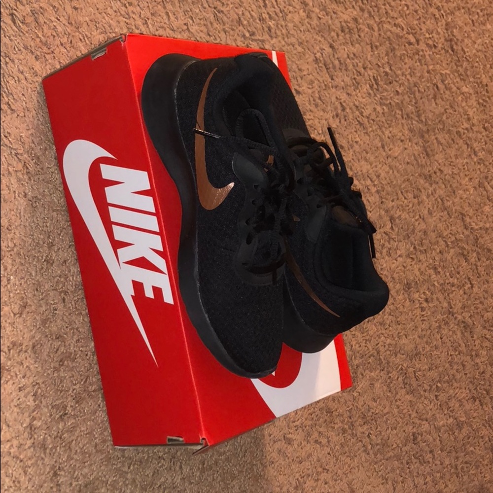 Nike Ashton modern